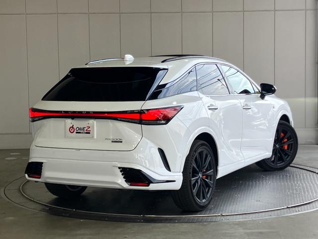 ＲＸ ＲＸ５００ｈ　Ｆスポーツパフォーマンス　ワンオーナー車・サンルーフ・オレンジブレーキキャリパー・パノラミックビューモニター・Ｂｌｕｅｔｏｏｔｈオーディオ・フルセグ・ナビ・パワートランク・デジタルインナーミラー・パーキングサポートブレーキ・（3枚目）