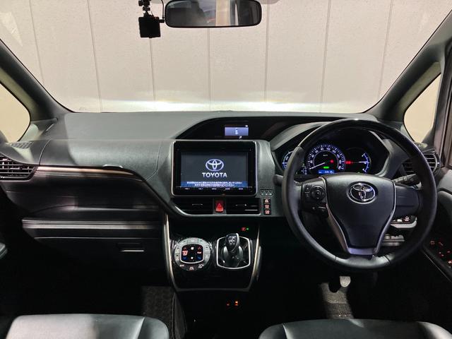 エスクァイア ハイブリッドＧｉ　ブラックテーラード　純正９インチＳＤナビ・Ｂｌｕｅｔｏｏｔｈオーディオ・フルセグ・Ｂカメラ・両側パワースライドドア・クルーズコントロール・プリクラッシュセーフティー・レーンキープ・シートヒーター・黒革調シート・７人乗り・（6枚目）