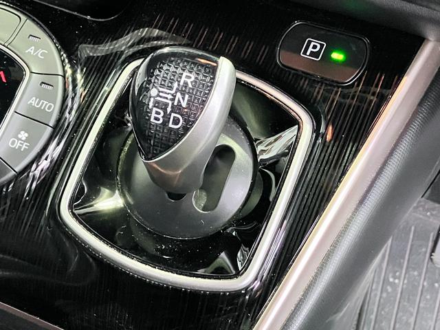 エスクァイア ハイブリッドＧｉ　ブラックテーラード　純正９インチＳＤナビ・Ｂｌｕｅｔｏｏｔｈオーディオ・フルセグ・Ｂカメラ・両側パワースライドドア・クルーズコントロール・プリクラッシュセーフティー・レーンキープ・シートヒーター・黒革調シート・７人乗り・（61枚目）