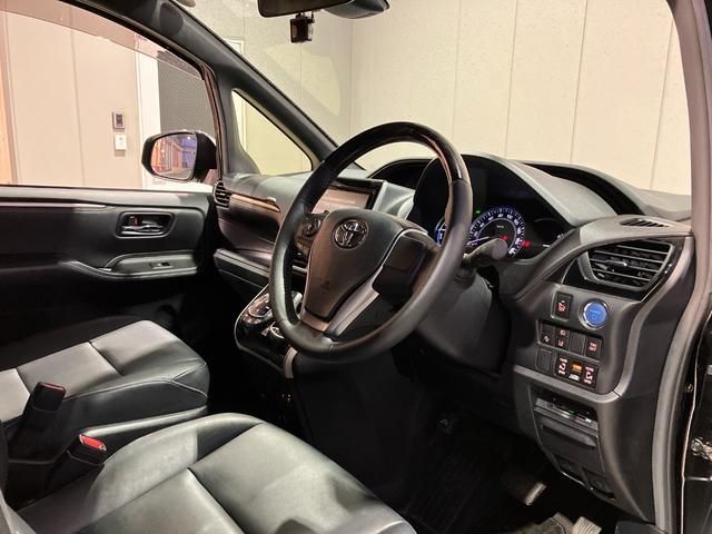 エスクァイア ハイブリッドＧｉ　ブラックテーラード　純正９インチＳＤナビ・Ｂｌｕｅｔｏｏｔｈオーディオ・フルセグ・Ｂカメラ・両側パワースライドドア・クルーズコントロール・プリクラッシュセーフティー・レーンキープ・シートヒーター・黒革調シート・７人乗り・（66枚目）