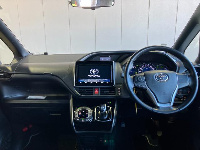 ヴォクシー ハイブリッドＺＳ　煌ＩＩＩ　９インチＳＤナビ・Ｂｌｕｅｔｏｏｔｈオーディオ・フルセグ・Ｂカメラ・フリップダウンモニター・両側パワースライド・クルーズコントロール・２．０ＥＴＣ・プリクラッシュセーフティー・レーンキープ・純正ＡＷ（6枚目）