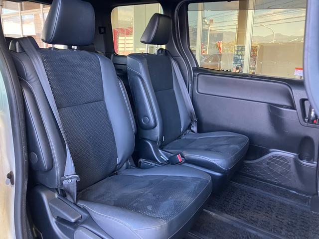 ヴォクシー ハイブリッドＺＳ　煌ＩＩＩ　９インチＳＤナビ・Ｂｌｕｅｔｏｏｔｈオーディオ・フルセグ・Ｂカメラ・フリップダウンモニター・両側パワースライド・クルーズコントロール・２．０ＥＴＣ・プリクラッシュセーフティー・レーンキープ・純正ＡＷ（17枚目）