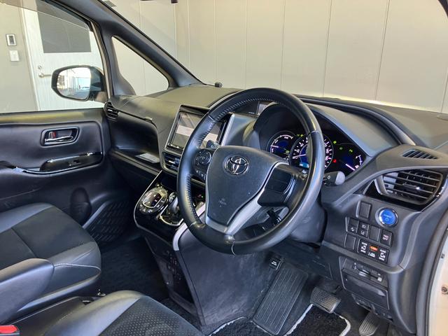 ヴォクシー ハイブリッドＺＳ　煌ＩＩＩ　９インチＳＤナビ・Ｂｌｕｅｔｏｏｔｈオーディオ・フルセグ・Ｂカメラ・フリップダウンモニター・両側パワースライド・クルーズコントロール・２．０ＥＴＣ・プリクラッシュセーフティー・レーンキープ・純正ＡＷ（68枚目）