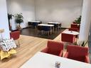 商談スペースで同時に8組以上ご来店頂いても大丈夫です。お飲み物を飲みながら、おくつろぎくださいませ。