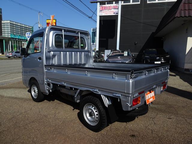 サンバートラック TB 5速マニュアル エアコン パワステ 運転席エアバック 純正ラジオ ETC ドアバイザー 荷台ゴムマット メッキミラーカバー メッキグリルカバー(7枚目)