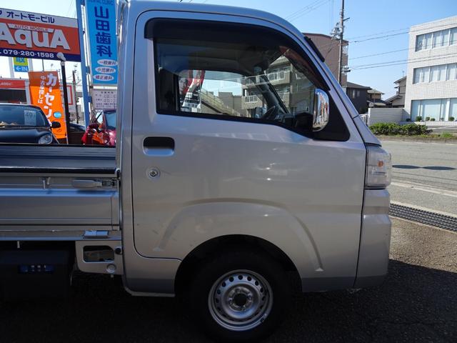 サンバートラック TB 5速マニュアル エアコン パワステ 運転席エアバック 純正ラジオ ETC ドアバイザー 荷台ゴムマット メッキミラーカバー メッキグリルカバー(35枚目)