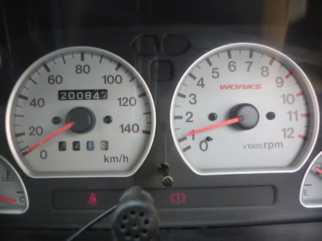 アルトワークス ＲＳ／Ｚ　ＲＡＹＳ１４インチアルミホイール　ストリートライド車高調　柿本改マフラー　ロールバー　社外リアスポイラー　メッシュブレーキホース　ＭＯＭＯステアリング　ブースト計　ＨＫＳエアクリ　ＬＥＤライト（34枚目）