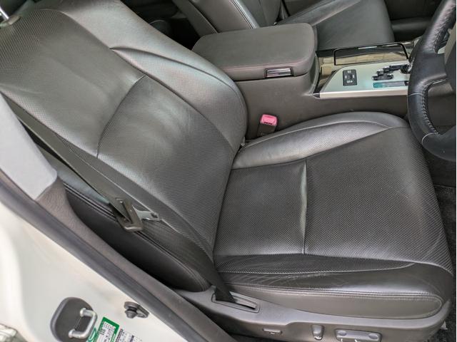 クラウン アスリート　ワンオーナー車　純正本革ブラックシート　サンルーフ　シートヒーター　シートエアコン　バックカメラ　電動パワーシート　タイヤ（ＲＥＧＮＯ　ＧＲ－ＸＩＩ　１８インチ）スペアキー　ＥＴＣ　ショック新品交換（14枚目）