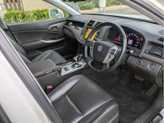 クラウン アスリート　ワンオーナー車　純正本革ブラックシート　サンルーフ　シートヒーター　シートエアコン　バックカメラ　電動パワーシート　タイヤ（ＲＥＧＮＯ　ＧＲ－ＸＩＩ　１８インチ）スペアキー　ＥＴＣ　ショック新品交換（16枚目）