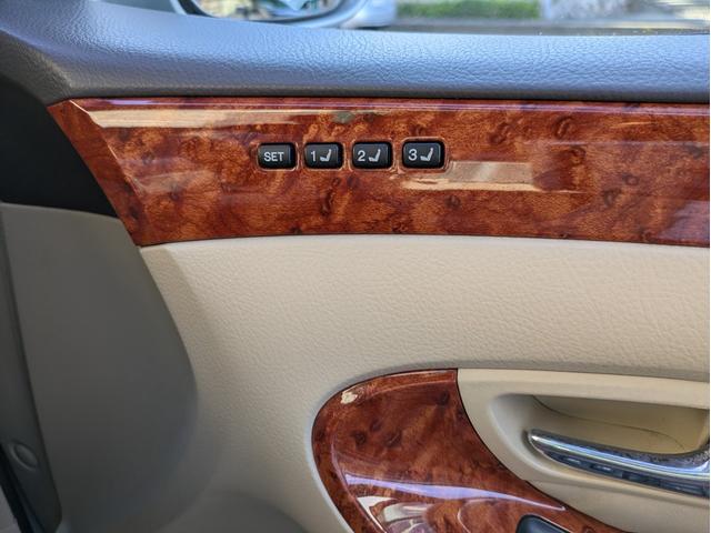 クラウン ロイヤルサルーンG マルチ純正ナビ 純正本革ベージュシート ヘッドアップディスプレイ シートヒーター パワーシート 純正サンシェード バックカメラ ETC クルーズコントロール(23枚目)