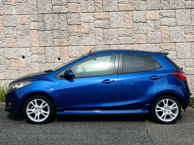 デミオ スポルト　５速マニュアル　禁煙車　オートエグゼマフラー　オートエグゼＤ型革巻ステアリング　マツダディーラー点検　バッテリー新品　ケンウッドドラレコ　ナビ　フルセグテレビ　ＥＴＣ　オートエアコン　キーレス（25枚目）