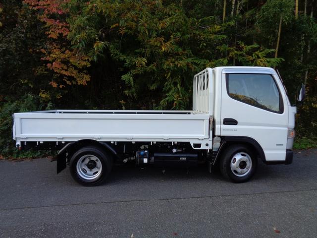 キャンター 全低床　２トン積み４ナンバー　全低床平ボディ　リアＷタイヤ　ＥＴＣ　キーレス　スペアキー　左電格ミラー　フォグランプ　坂道発進補助装置　ＥＣＯモードスイッチ　荷台床ラバー敷き　純正マット＆ドアバイザー（4枚目）