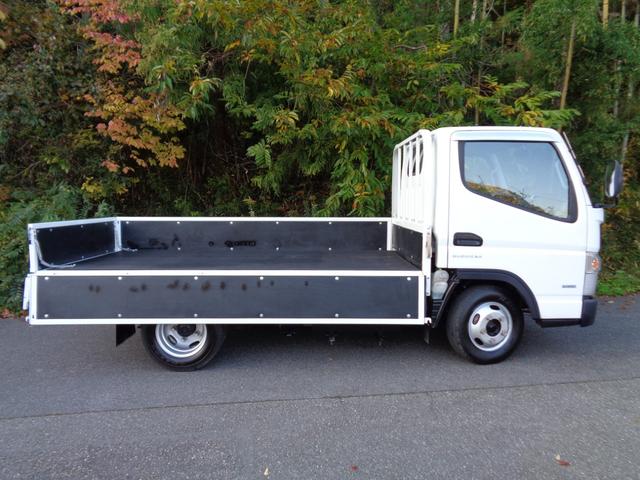 キャンター 全低床　２トン積み４ナンバー　全低床平ボディ　リアＷタイヤ　ＥＴＣ　キーレス　スペアキー　左電格ミラー　フォグランプ　坂道発進補助装置　ＥＣＯモードスイッチ　荷台床ラバー敷き　純正マット＆ドアバイザー（5枚目）