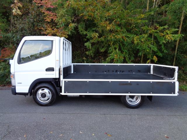 キャンター 全低床　２トン積み４ナンバー　全低床平ボディ　リアＷタイヤ　ＥＴＣ　キーレス　スペアキー　左電格ミラー　フォグランプ　坂道発進補助装置　ＥＣＯモードスイッチ　荷台床ラバー敷き　純正マット＆ドアバイザー（7枚目）