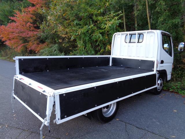 キャンター 全低床　２トン積み４ナンバー　全低床平ボディ　リアＷタイヤ　ＥＴＣ　キーレス　スペアキー　左電格ミラー　フォグランプ　坂道発進補助装置　ＥＣＯモードスイッチ　荷台床ラバー敷き　純正マット＆ドアバイザー（9枚目）