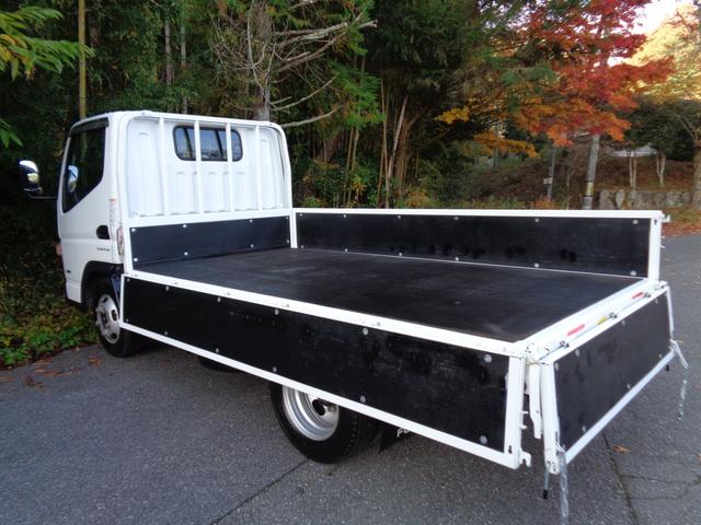 キャンター 全低床　２トン積み４ナンバー　全低床平ボディ　リアＷタイヤ　ＥＴＣ　キーレス　スペアキー　左電格ミラー　フォグランプ　坂道発進補助装置　ＥＣＯモードスイッチ　荷台床ラバー敷き　純正マット＆ドアバイザー（12枚目）