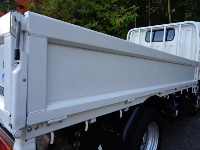 キャンター 全低床　２トン積み４ナンバー　全低床平ボディ　リアＷタイヤ　ＥＴＣ　キーレス　スペアキー　左電格ミラー　フォグランプ　坂道発進補助装置　ＥＣＯモードスイッチ　荷台床ラバー敷き　純正マット＆ドアバイザー（16枚目）