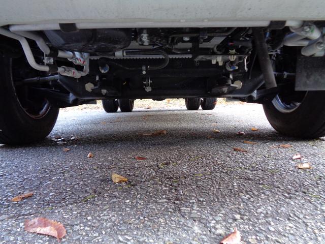 キャンター 全低床　２トン積み４ナンバー　全低床平ボディ　リアＷタイヤ　ＥＴＣ　キーレス　スペアキー　左電格ミラー　フォグランプ　坂道発進補助装置　ＥＣＯモードスイッチ　荷台床ラバー敷き　純正マット＆ドアバイザー（21枚目）