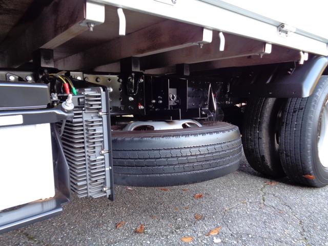 キャンター 全低床　２トン積み４ナンバー　全低床平ボディ　リアＷタイヤ　ＥＴＣ　キーレス　スペアキー　左電格ミラー　フォグランプ　坂道発進補助装置　ＥＣＯモードスイッチ　荷台床ラバー敷き　純正マット＆ドアバイザー（23枚目）