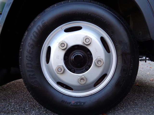 キャンター 全低床　２トン積み４ナンバー　全低床平ボディ　リアＷタイヤ　ＥＴＣ　キーレス　スペアキー　左電格ミラー　フォグランプ　坂道発進補助装置　ＥＣＯモードスイッチ　荷台床ラバー敷き　純正マット＆ドアバイザー（26枚目）