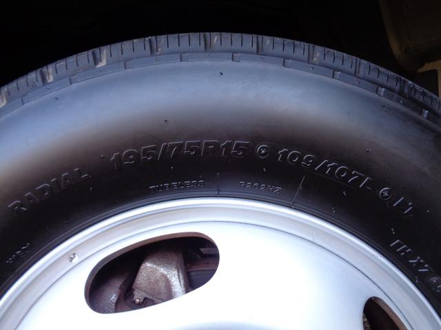 キャンター 全低床　２トン積み４ナンバー　全低床平ボディ　リアＷタイヤ　ＥＴＣ　キーレス　スペアキー　左電格ミラー　フォグランプ　坂道発進補助装置　ＥＣＯモードスイッチ　荷台床ラバー敷き　純正マット＆ドアバイザー（27枚目）