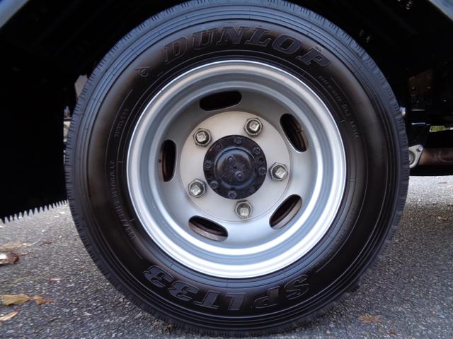 キャンター 全低床　２トン積み４ナンバー　全低床平ボディ　リアＷタイヤ　ＥＴＣ　キーレス　スペアキー　左電格ミラー　フォグランプ　坂道発進補助装置　ＥＣＯモードスイッチ　荷台床ラバー敷き　純正マット＆ドアバイザー（28枚目）