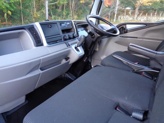 キャンター 全低床　２トン積み４ナンバー　全低床平ボディ　リアＷタイヤ　ＥＴＣ　キーレス　スペアキー　左電格ミラー　フォグランプ　坂道発進補助装置　ＥＣＯモードスイッチ　荷台床ラバー敷き　純正マット＆ドアバイザー（31枚目）