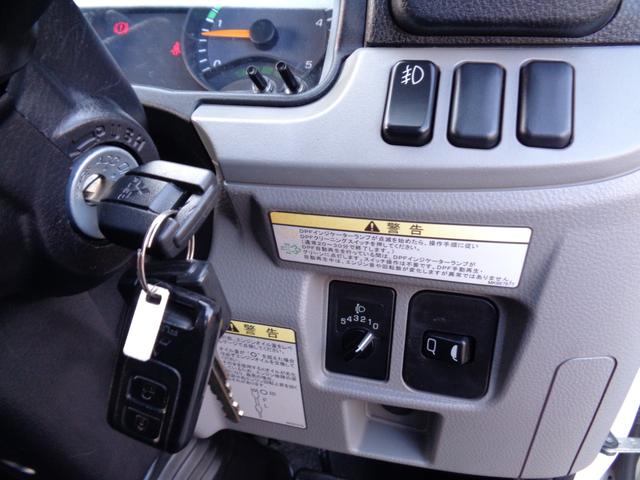 キャンター 全低床　２トン積み４ナンバー　全低床平ボディ　リアＷタイヤ　ＥＴＣ　キーレス　スペアキー　左電格ミラー　フォグランプ　坂道発進補助装置　ＥＣＯモードスイッチ　荷台床ラバー敷き　純正マット＆ドアバイザー（38枚目）