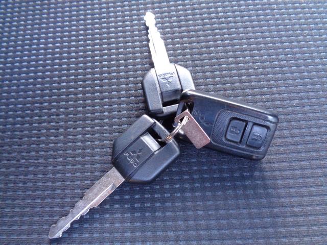 キャンター 全低床　２トン積み４ナンバー　全低床平ボディ　リアＷタイヤ　ＥＴＣ　キーレス　スペアキー　左電格ミラー　フォグランプ　坂道発進補助装置　ＥＣＯモードスイッチ　荷台床ラバー敷き　純正マット＆ドアバイザー（40枚目）