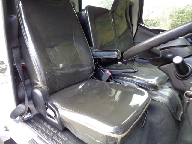 キャンター Ｗキャブロング全低床　リアエアコン　リアＷタイヤ　キーレス　左電格ミラー　フォグランプ　衝突被害軽減ブレーキ　車線逸脱警報装置　横滑り防止装置　坂道発進補助装置　ＥＣＯモードスイッチ　クリアシートカバー　ゲートプロテクター（28枚目）