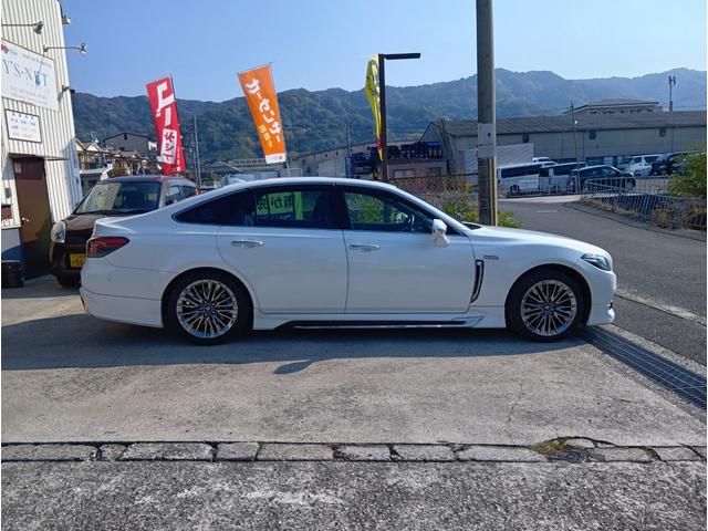 クラウンハイブリッド Ｇ－エグゼクティブ　ムーンルーフ　黒革シート　セーフティセンス　ブラインドスポット　純正ナビ　パノラミックビュー　デジタルインナーミラー　メモリー付パワーシート　禁煙車　ＨＵＤ（3枚目）