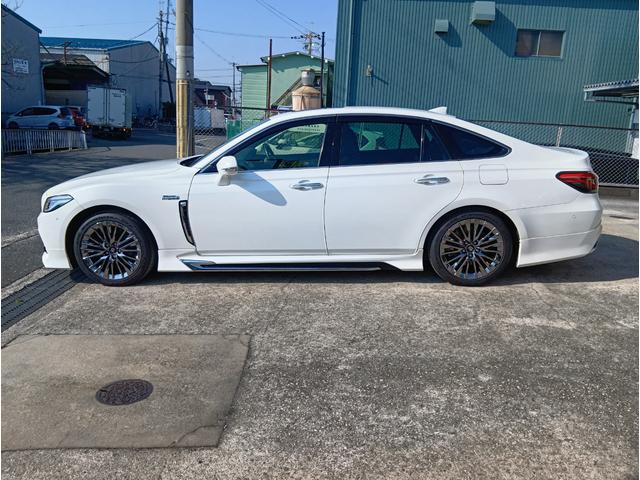 クラウンハイブリッド Ｇ－エグゼクティブ　ムーンルーフ　黒革シート　セーフティセンス　ブラインドスポット　純正ナビ　パノラミックビュー　デジタルインナーミラー　メモリー付パワーシート　禁煙車　ＨＵＤ（4枚目）