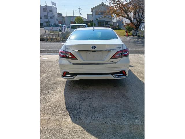 クラウンハイブリッド Ｇ－エグゼクティブ　ムーンルーフ　黒革シート　セーフティセンス　ブラインドスポット　純正ナビ　パノラミックビュー　デジタルインナーミラー　メモリー付パワーシート　禁煙車　ＨＵＤ（5枚目）