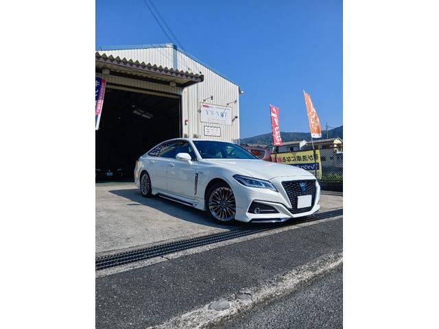 クラウンハイブリッド Ｇ－エグゼクティブ　ムーンルーフ　黒革シート　セーフティセンス　ブラインドスポット　純正ナビ　パノラミックビュー　デジタルインナーミラー　メモリー付パワーシート　禁煙車　ＨＵＤ（6枚目）