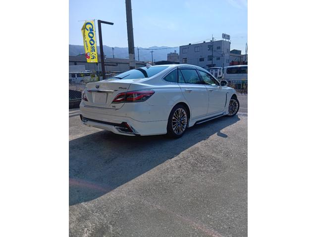 クラウンハイブリッド Ｇ－エグゼクティブ　ムーンルーフ　黒革シート　セーフティセンス　ブラインドスポット　純正ナビ　パノラミックビュー　デジタルインナーミラー　メモリー付パワーシート　禁煙車　ＨＵＤ（7枚目）