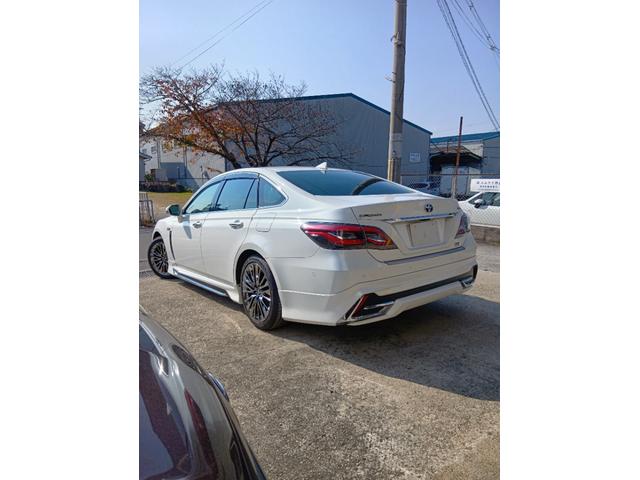 クラウンハイブリッド Ｇ－エグゼクティブ　ムーンルーフ　黒革シート　セーフティセンス　ブラインドスポット　純正ナビ　パノラミックビュー　デジタルインナーミラー　メモリー付パワーシート　禁煙車　ＨＵＤ（8枚目）