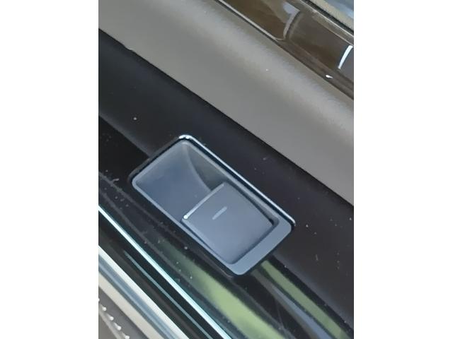 クラウンハイブリッド Ｇ－エグゼクティブ　ムーンルーフ　黒革シート　セーフティセンス　ブラインドスポット　純正ナビ　パノラミックビュー　デジタルインナーミラー　メモリー付パワーシート　禁煙車　ＨＵＤ（76枚目）