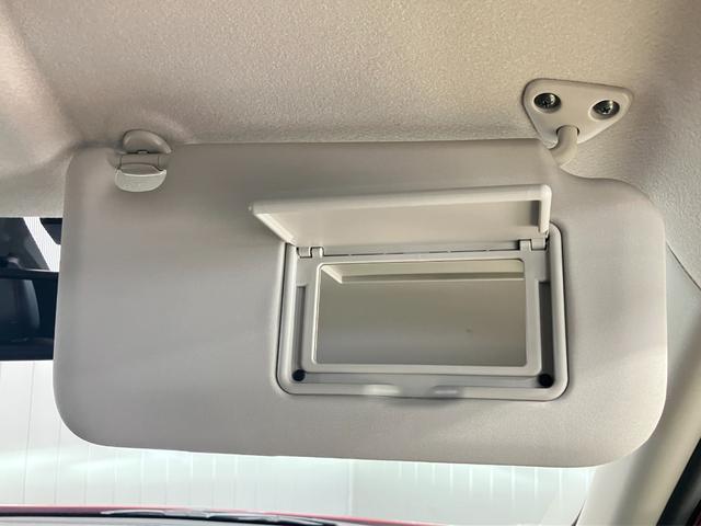 【運転席サンバイザー】鏡が付いているのでちょっとした化粧直しなどに便利！