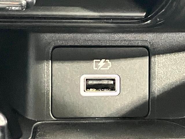 【ＵＳＢ電源ソケット】バッテリーが少なくなっても大丈夫！携帯やゲーム機などＵＳＢにつないで車内で充電ができます！