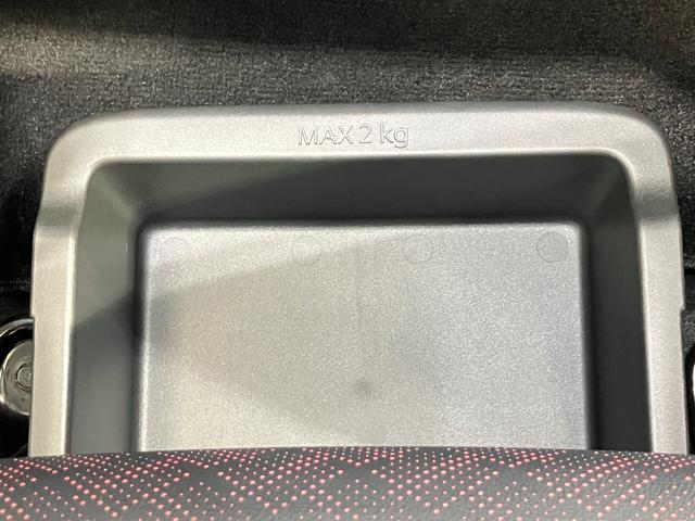 【助手席シートアンダーボックス】運転用の替え靴や、車内に常備したいこども用品、着替えた服などを収納できます★