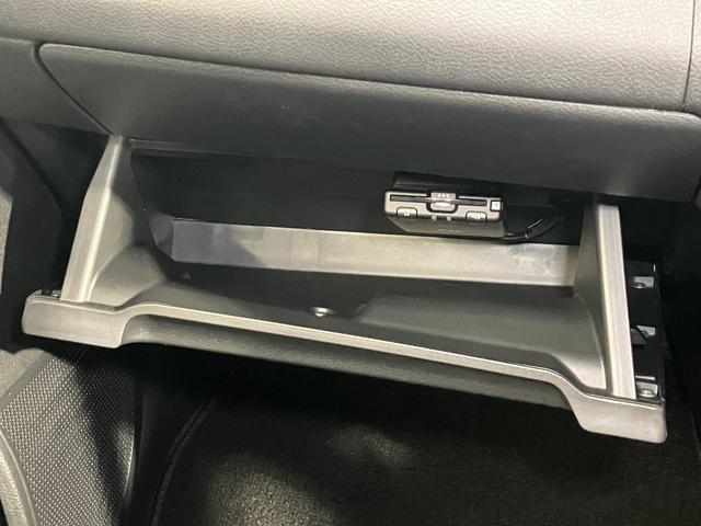 【グローブボックス】容器がせり出してくるバケットタイプ！一目で中身を把握でき、取り出しやすさにも優れます！