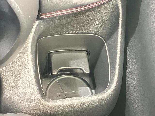 運転席のドリンクホルダーです。手のとどきやすい位置にあるので便利です