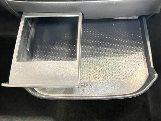 パックの飲み物も置けるドリンクホルダーです！一緒にお菓子も置ける便利なトレイ付き♪