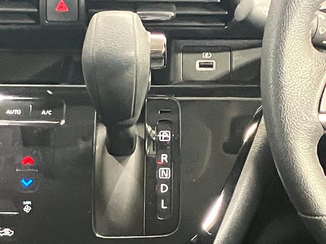 自然に手が届き操作性の良いシフトレバー！