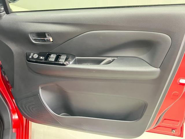 【運転席ドア】収納ポケットが付いているので運転席周りもスッキリ保てます★