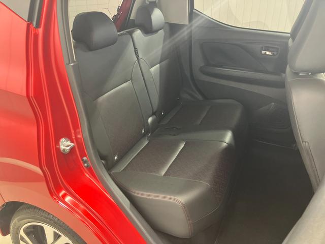 大人４人でも余裕で座れる十分な室内幅を確保。後部座席は膝まわりのスペースが広く脚げ組めるほどの広さ♪