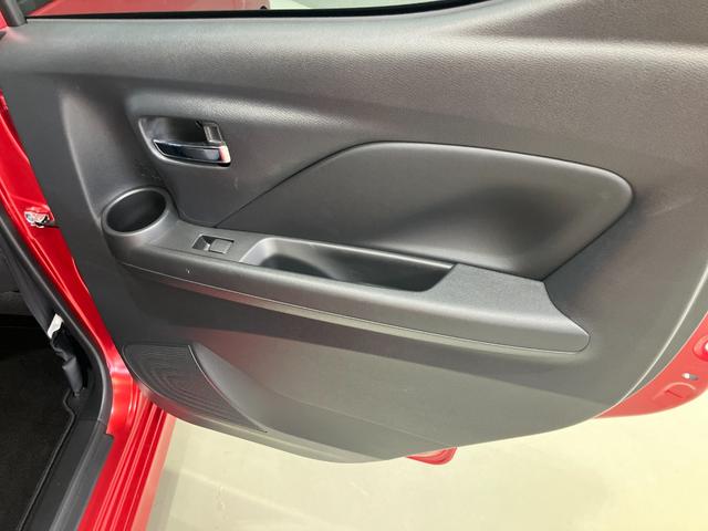 【後部座席ドア】ボトルホルダーがあるのでゆっくりくつろげます♪