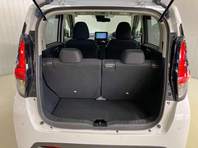 【ラゲッジルーム】後部座席を倒せば大きな荷物も積むことが出来ます！