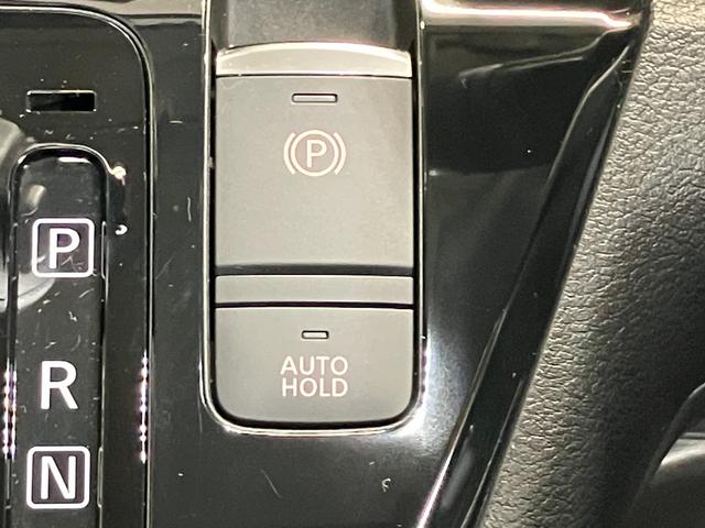 【電動パーキングブレーキ】パーキングブレーキを指先で作動・解除！シフトとアクセル操作に連動して自動で作動または解除もされます！