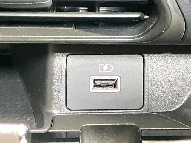 【ＵＳＢ電源ソケット】バッテリーが少なくなっても大丈夫！携帯やゲーム機などＵＳＢにつないで車内で充電ができます！